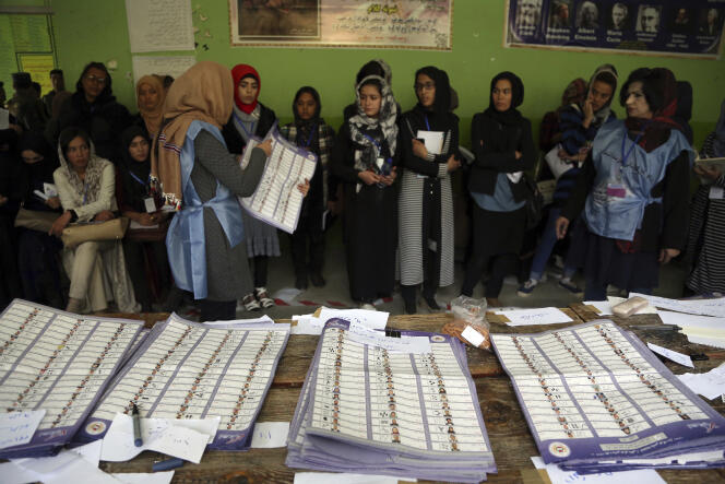 Dans un bureau de vote de Kaboul, lors des élections législatives, le 21 octobre.