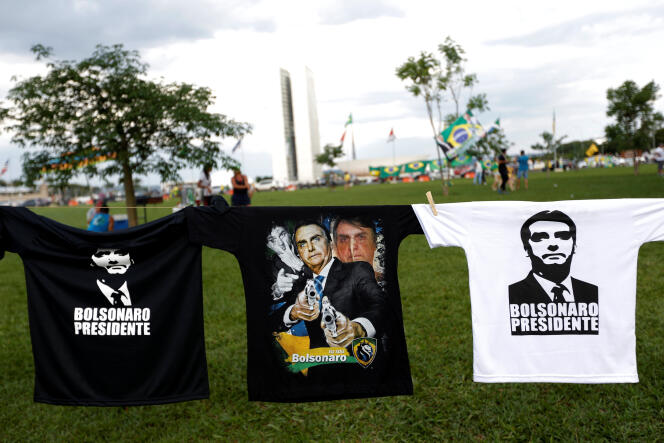 T-shirt de soutien au candidat d’extrême droite à l’élection présidentielle brésilienne, Jair Bolsonaro, à Brasilia, le 27 octobre