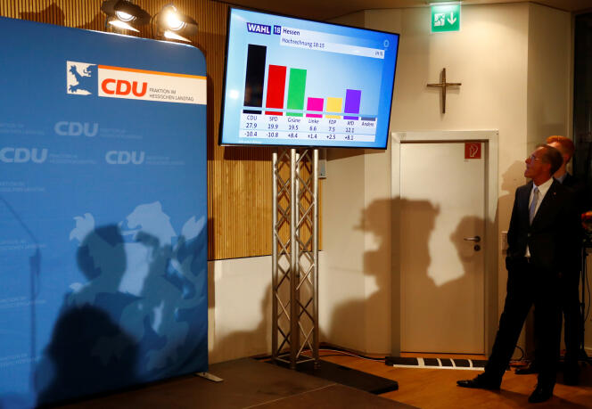 Des militants de l’Union des chrétiens démocrates (CDU) réagissent aux premiers résultats des élections régionales dans la Hesse, à Wiesbaden dimanche 28 octobre.