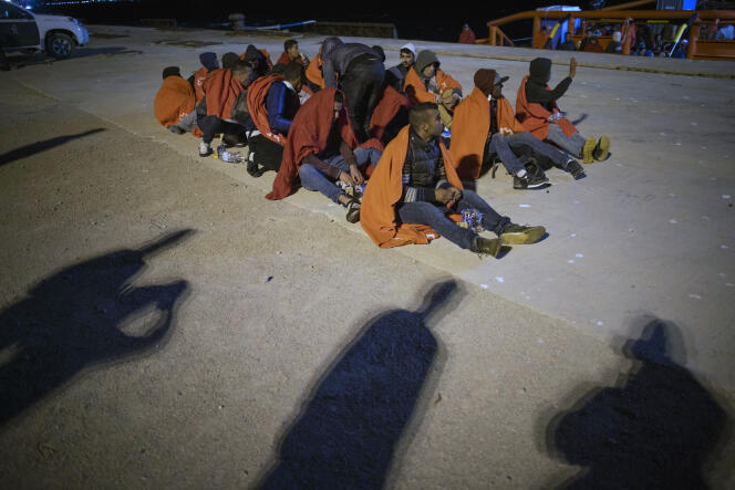 Des migrants secourus par les gardes-côtes espagnols débarquent à San Roque, dans le sud de l’Espagne, samedi 27 octobre.