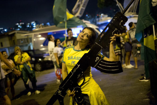 Une partisane de Jair Bolsonaro fête la victoire du candidat d’extrême droite à la présidentielle brésilienne, à Rio, le 28 octobre.