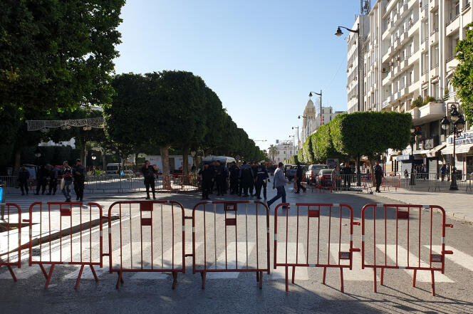 La police ferme la zone proche du site de l’explosion dans le centre de Tunis, le 29 octobre.