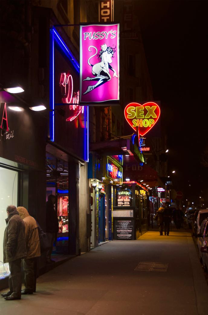 Pigalle, à Paris, dernière trace du Paris érotique.