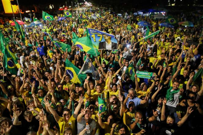 Des partisans de Jair Bolsonaro célèbrent sa victoire, devant le Congrès à Brasilia,  le 28 octobre.