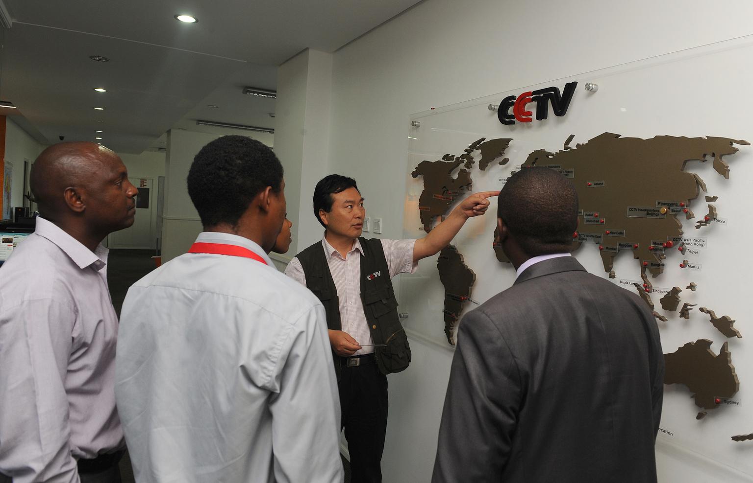 SIMON MAINA / AFP Dans les locaux de la chaîne CCTV Africa à Nairobi, la capitale kényane, en juin 2012.