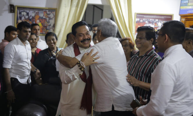 Le nouveau premier ministre sri-lankais, Mahinda Rajapakse (à gauche), à Colombo, le 26 octobre