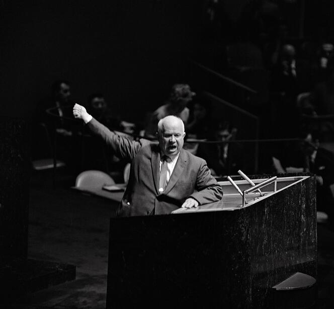Nikita Khrouchtchev à la tribune de l’ONU avec sa chaussure, le 12 octobre 1960.