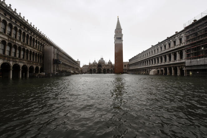 A Venise, l’« acqua alta » (eau haute) a atteint lundi un pic de 156 centimètres, un niveau exceptionnel pour la ville.