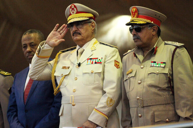 Le maréchal Khalifa Haftar, chef de l’autoproclamée Armée nationale libyenne (ANL), salue pendant une parade militaire à Benghazi, le 7 mai 2018.
