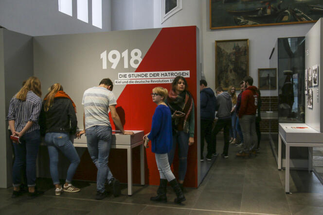 Des lycéens visitent une exposition sur la mutinerie de Kiel et la révolution de 1918 à Kiel, dans le nord de l’Allemagne.