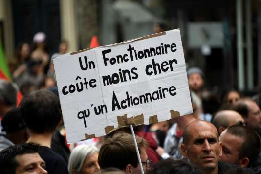 Manifestation à Paris, le 22 mai, contre la réduction des effectifs de fonctionnaires.
