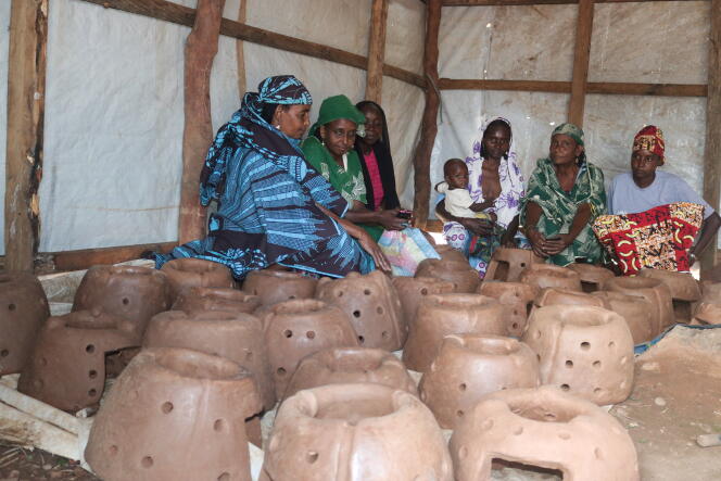 Les petits fours domestiques en argile produits par les réfugiées centrafricaines sont vendus à l’intérieur et aux environs du camp de Gado-Badzéré, au Cameroun.