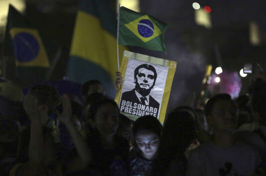 Los partidarios de Jair Bolsonaro, reunidos cerca del Congreso en Brasilia, celebran la elección de su candidato para la segunda ronda el 28 de octubre.