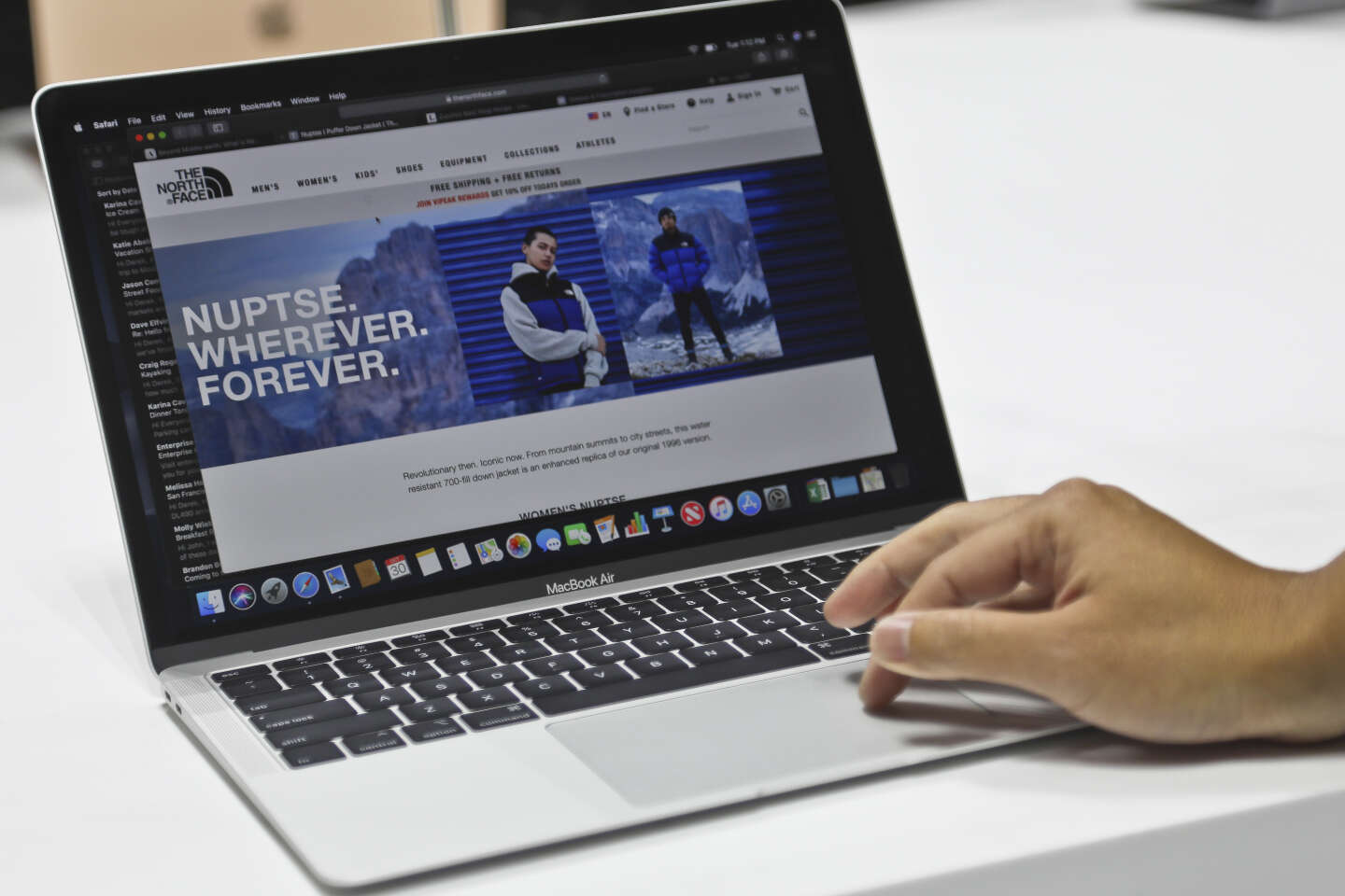 Le clavier de votre MacBook Pro est coincé ? Voici comment régler le  problème (selon Apple) - CNET France