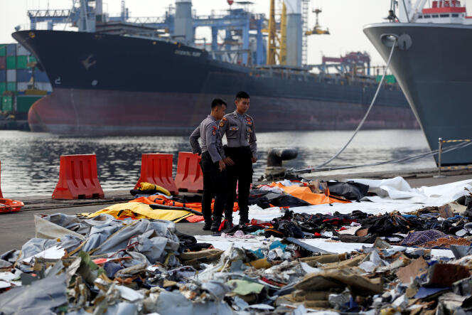 Des effets personnels des passagers du vol de Lion Air retrouvés dans l’eau, et exposés au port de Tanjung Priokà Djakarta.