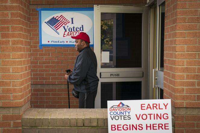 Un électeur à la sortie d’un bureau où le vote anticipé est possible, à Nashville, dans le Tennessee, mardi 30 octobre.