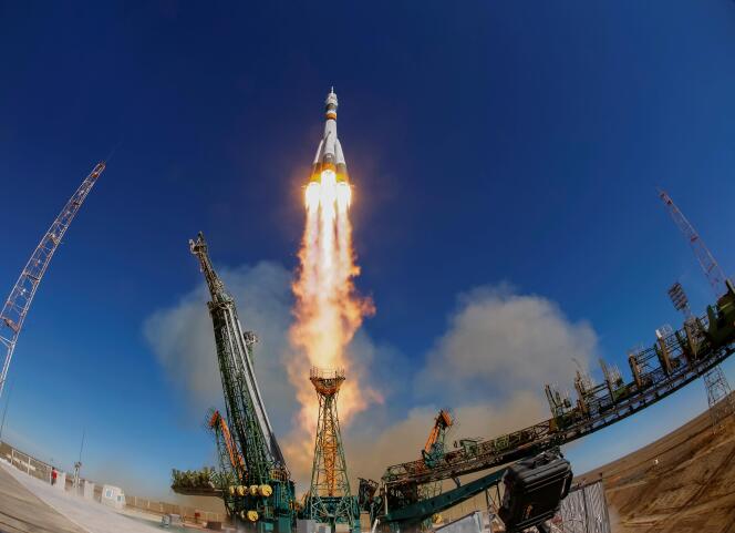 Le lancement de la fusée « Soyouz » défectueuse, le 11 octobre à Baïkonour.