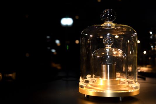 Dircom Cnam © L.Benoit Kilogram in platinum iridium No. 44 •, called "44 pointed", with base and bells. Made by Collot in 1864, rebuilt in 1929 and 1984. Museum of Arts and Crafts.
