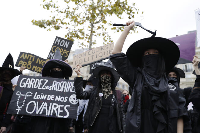 Le Witch Bloc manifestait le 28 septembre 2017 pour le droit à l’avortement. Parmi les slogans : « Gardez vos rosaires loin de nos ovaires. »