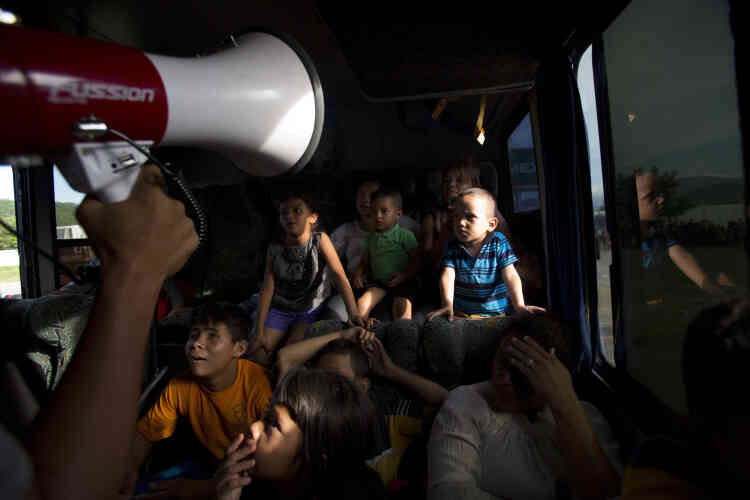 A Niltepe, des enfants écoutent une annonce faite à bord d’un des bus.