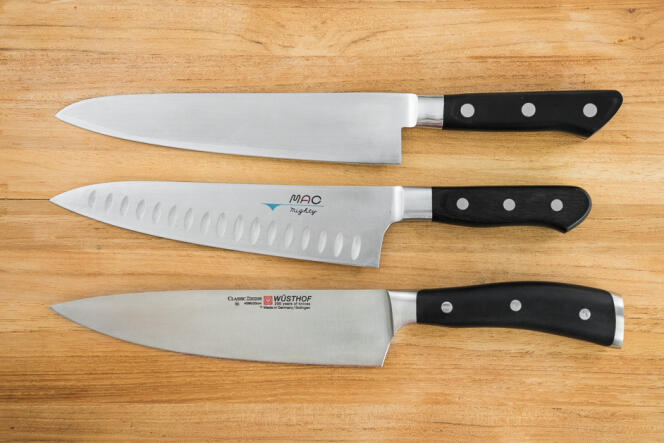 Un gyuto japonais (en haut) a un bord plat, tandis que le couteau traditionnel allemand (en bas) a une courbe plus prononcée. Notre premier choix, le Mac MTH-80 (au milieu), représente un juste milieu entre ces deux styles.