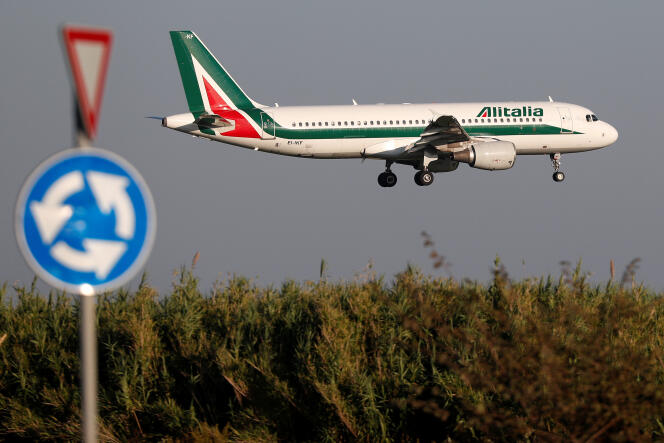 Un Airbus A320-200 de la compagnie Alitalia à l’atterrisage sur l’aéroport de Fiumicino à Rome, le 24 octobre.