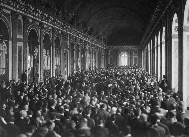 Lors de la signature du traité de Versailles, à la galerie des Glaces, le 28 juin 1919.