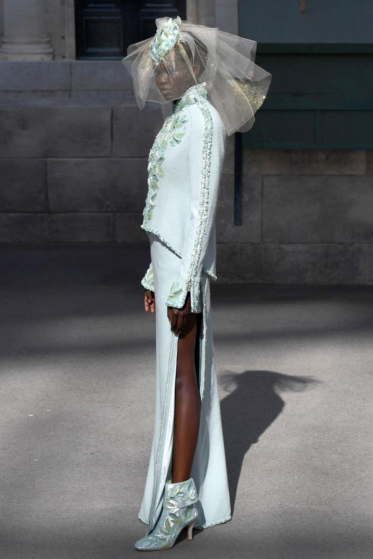 La Soudano-Australienne Adut Akech en mariée du défilé haute couture automne-hiver 2018-2019 de Chanel, à Paris, le 3 juillet 2018.