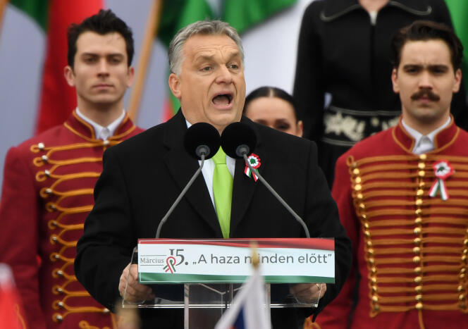Le premier ministre hongrois, Viktor Orban, prononce un discours devant le bâtiment du Parlement hongrois, à Budapest, le 15 mars 2018, à l’occasion de la commémoration officielle du 170e anniversaire de la révolution hongroise de 1848-1849.