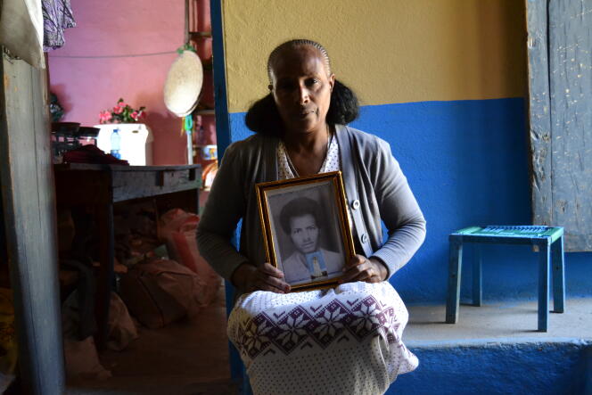 Abrahet Niguse avec une photo de son époux, disparu lors de la guerre de 1998-2000 entre l’Ethiopie et l’Erythrée, en octobre 2018 à Alitena, dans le nord de l’Ethiopie.