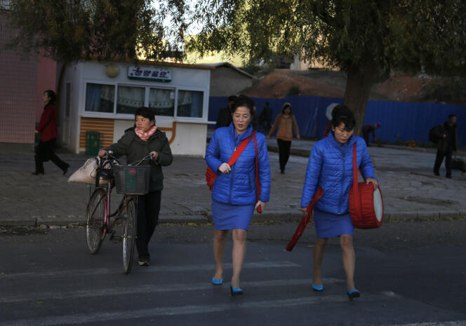 Des femmes nord-coréennes traversent une rue à Pyongyang, le 27 octobre.