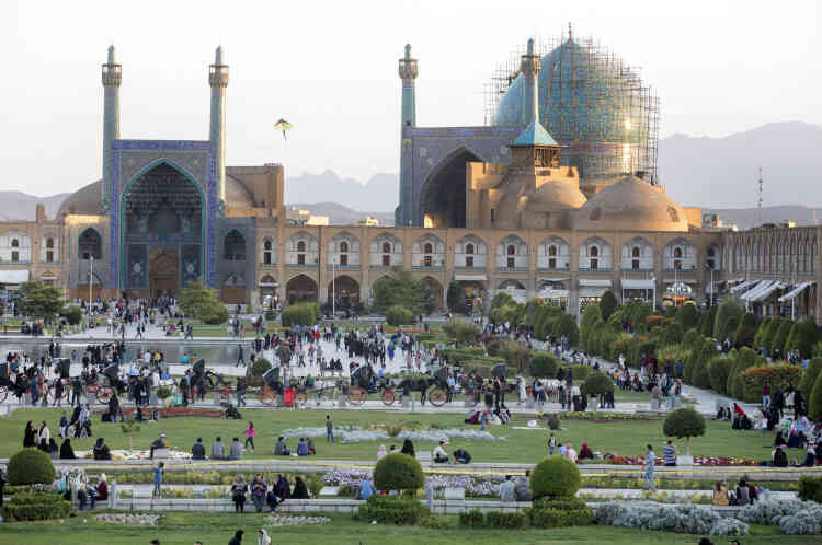 La place Naghsh-e Jahan, dans le centre historique de la ville d’Ispahan, en Iran, est une des plus grandes places du monde et un des principaux sites touristiques et historiques du pays.