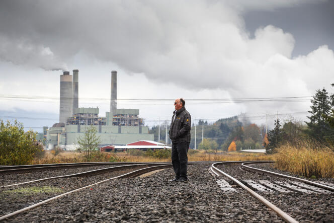 Bob Guenther devant la centrale où il a travaillé pendant trente-quatre ans en tant que machiniste, à Centralia, dans l’Etat de Washington, le 30 octobre.