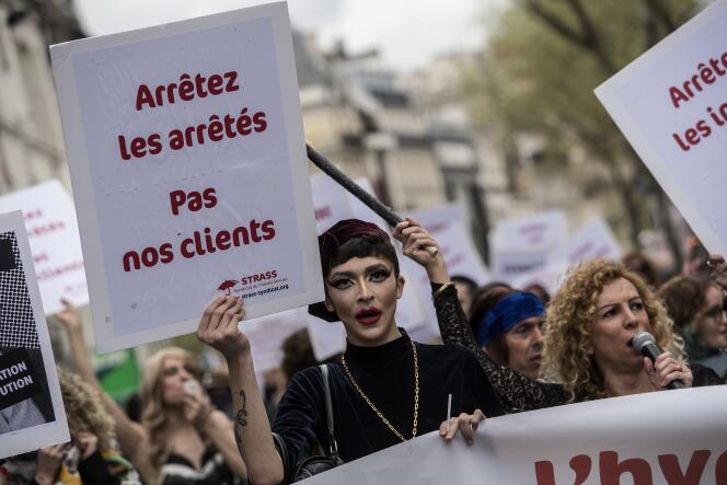 Le 14 avril, deux ans après le vote de la loi de pénalisation des clients, les travailleurs du sexe défilaient dans la rue.
