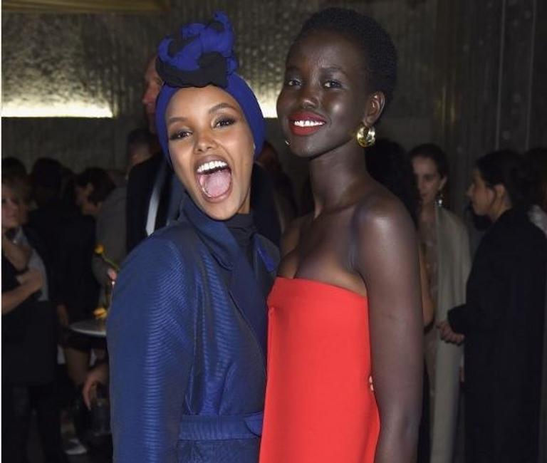 La Somalienne Halima Aden et la Soudano-Australienne Adut Akech pendant un dîner de gala de la Fashion Week de  New York, le 9 septembre 2018.