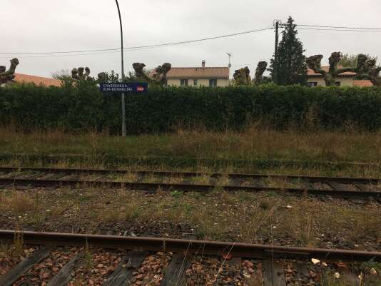 A l’arrêt de Chasseneuil-sur-Bonnieure (Charente).