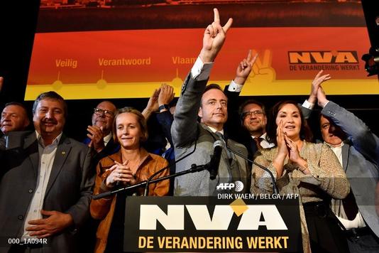 DIRK WAEM/AFP Bart De Wever (au centre) célèbre la victoire de son parti, la NVA, aux élections municipales, à Anvers, le 14 octobre 2018.