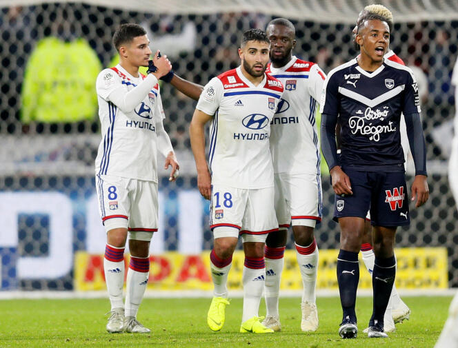Houssem Aouar (à gauche) célèbre son but face à Bordeaux, le 3 novembre.