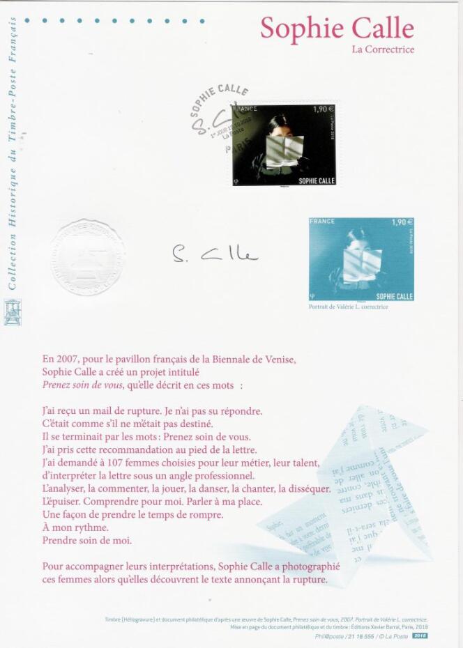 Le « Document philatélique officiel » de La Poste, signé par Sophie Calle, décline le projet « Prenez soin de vous » : le mail a été transformé en cocotte…