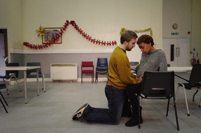 Les acteurs Luke Clarke et Janet Etuk dans « LOVE », lors d’une répétition au National Theatre de Londres.
