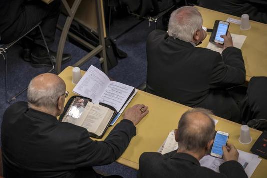 ERIC CABANIS / AFP In a joint prayer at the opening of the French Bishops' Conference in Lourdes (Hautes-Pyrénées) on 3 November.