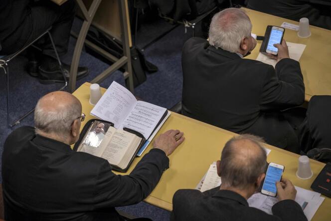 Lors de la prière en commun à l’ouverture de la Conférence des évêques de France, à Lourdes (Hautes-Pyrénées), le 3 novembre.