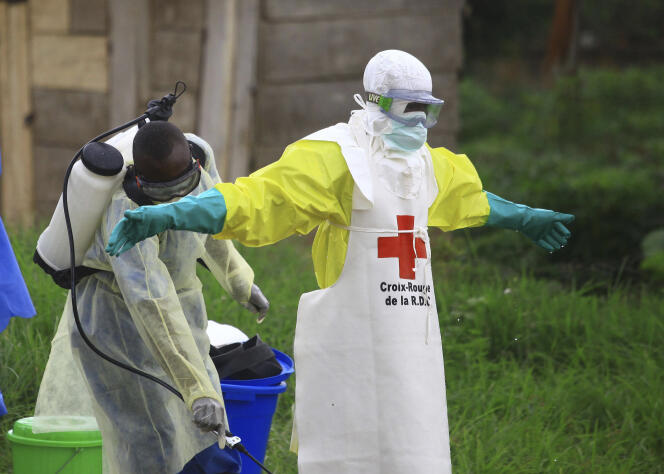 Séance de désinfection au centre de traitement d’Ebola à Beni dans le Nord-Kivu, en septembre.