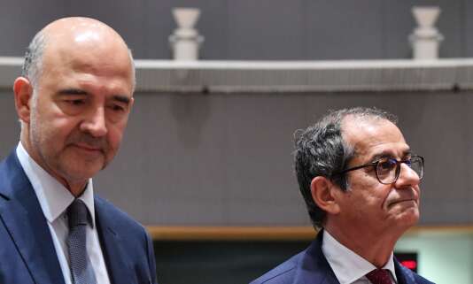 Le commissaire européen aux affaires économiques, Pierre Moscovici, et le ministre des finances italien, Giovanni Tria, lors de l’Eurogroupe, à Bruxelles, le 5 novembre.