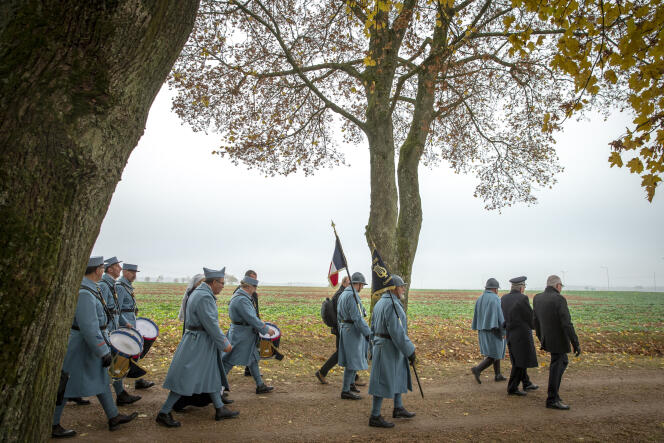 Pour le deuxième jour de sa semaine d'itinérance mémorielle de l'Armistice de la guerre 14-18, Emmanuel Macron a participé à une cérémonie en hommage aux combattants français tués en août 1914 lors de la bataille des frontières à Morhange, lundi 5 novembre.