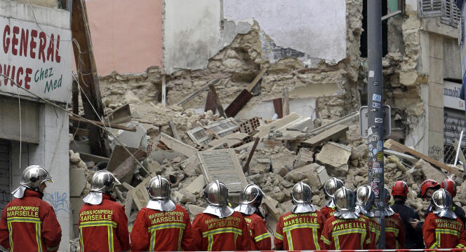 Marins-pompiers de Marseille face aux restes des deux immeubles, le 5 novembre.