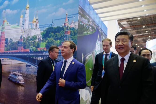 Le premier ministre russe, Dmitri Medvedev, et le président chinois, Xi Jinping, à l’Exposition internationale d’importation, à Shanghaï, lundi 5 novembre.