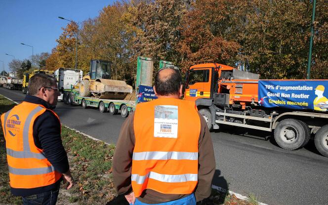 Opération escargot d’entreprises de travaux publics, lundi 5 novembre à Reims.