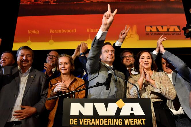 Bart De Wever (au centre) célèbre la victoire de son parti, la NVA, aux élections municipales, à Anvers, le 14 octobre 2018.