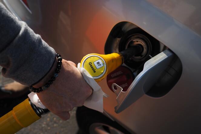 Un automobiliste fait le plein de carburant à une station-service de La Ville-aux-Dames (Indre-et-Loire), le 4 novembre.
